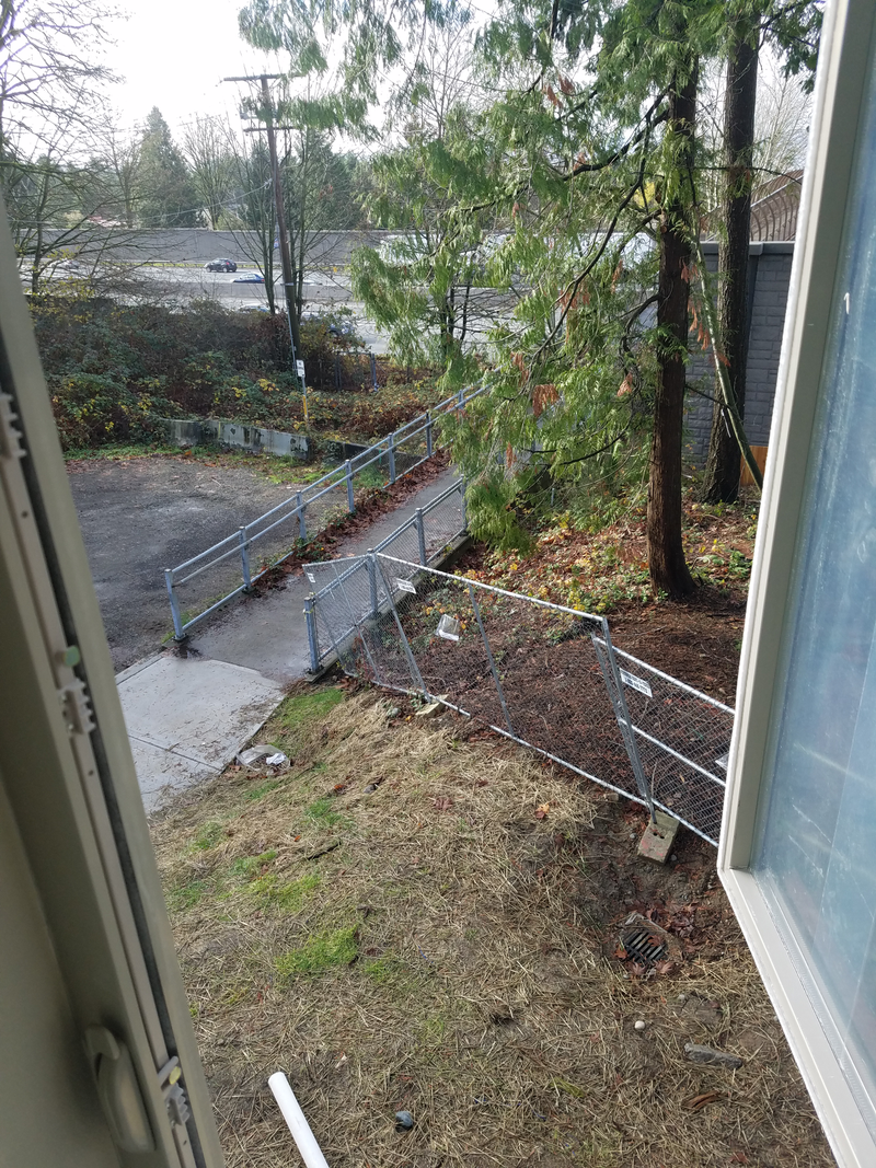 Illustration for article titled Wouldn't you assume that living directly over Interstate 405, with your front yard part of the pedestrian bridge over said interstate, and thus requiring a discontinuous sound barrier that does nothing, would be something that no one would want?